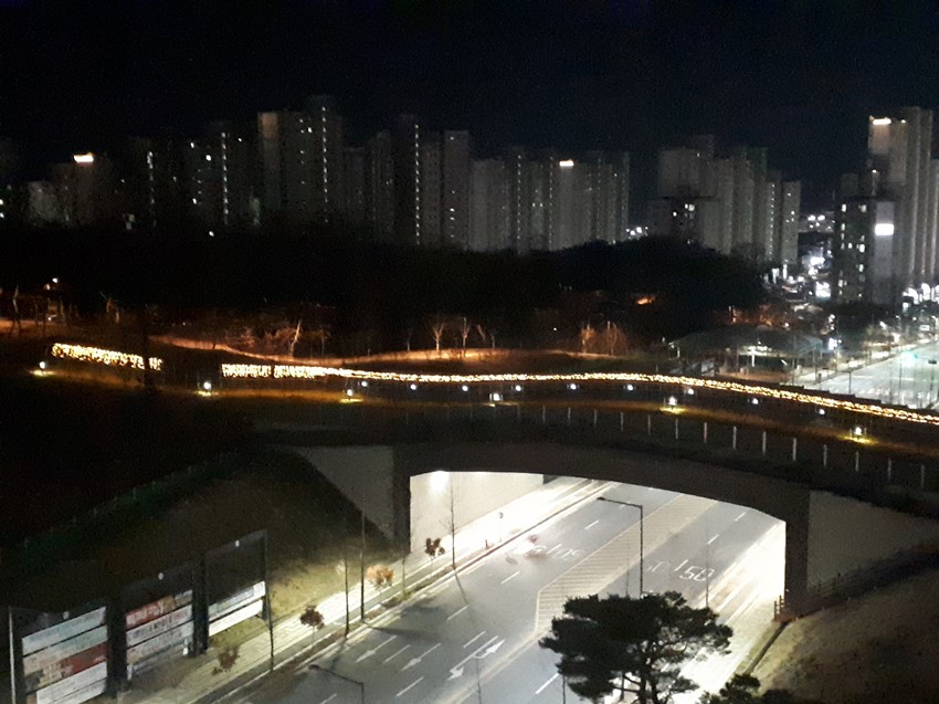 1.도청신도시 굴다리 위 다래터널 조명등 고쳐주세요 .